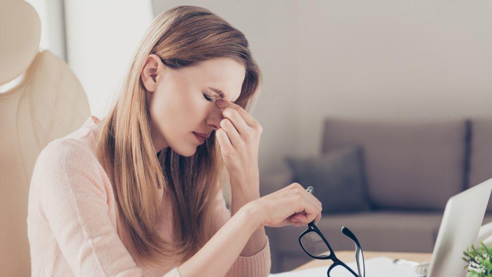 Persona cuidando su salud visual